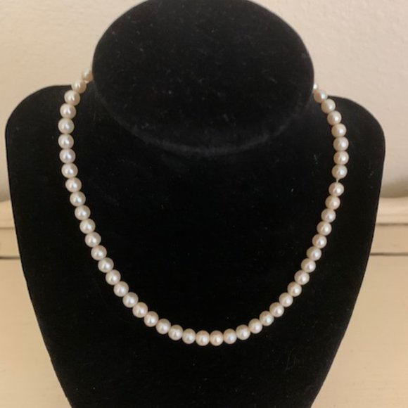 vintage Jewelry - Vintage small pearl necklace with 14k